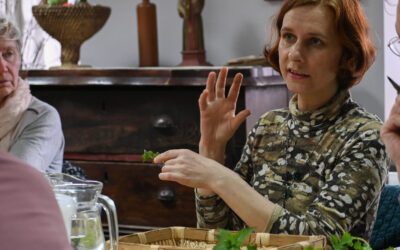 OPOWIEŚĆ O WIOSENNYCH ZIOŁACH – RELACJA Z WARSZTATÓW Z AGNIESZKĄ PRYMAKĄ