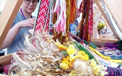 Tkaczka krajek Edyta Wiśniewska wyróżniona Nagrodą i Medalem im. Z. Glogera