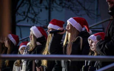 Miejska choinka rozświetlona, podarki wręczone – czekamy na święta! Mikołajki ’25