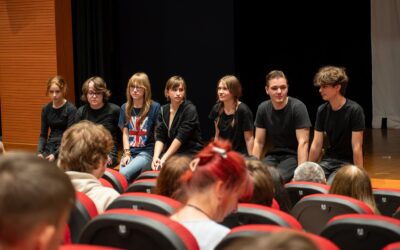 Młodzież z grupy teatralnej „Bez Maski” udanie zmierzyła się z twórczością S. Plath – premiera spektaklu „Instytutu snów”